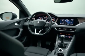 Tableau de bord Peugeot 308 avec i-Cockpit, petit volant et instrumentation numérique vue depuis le siège conducteur