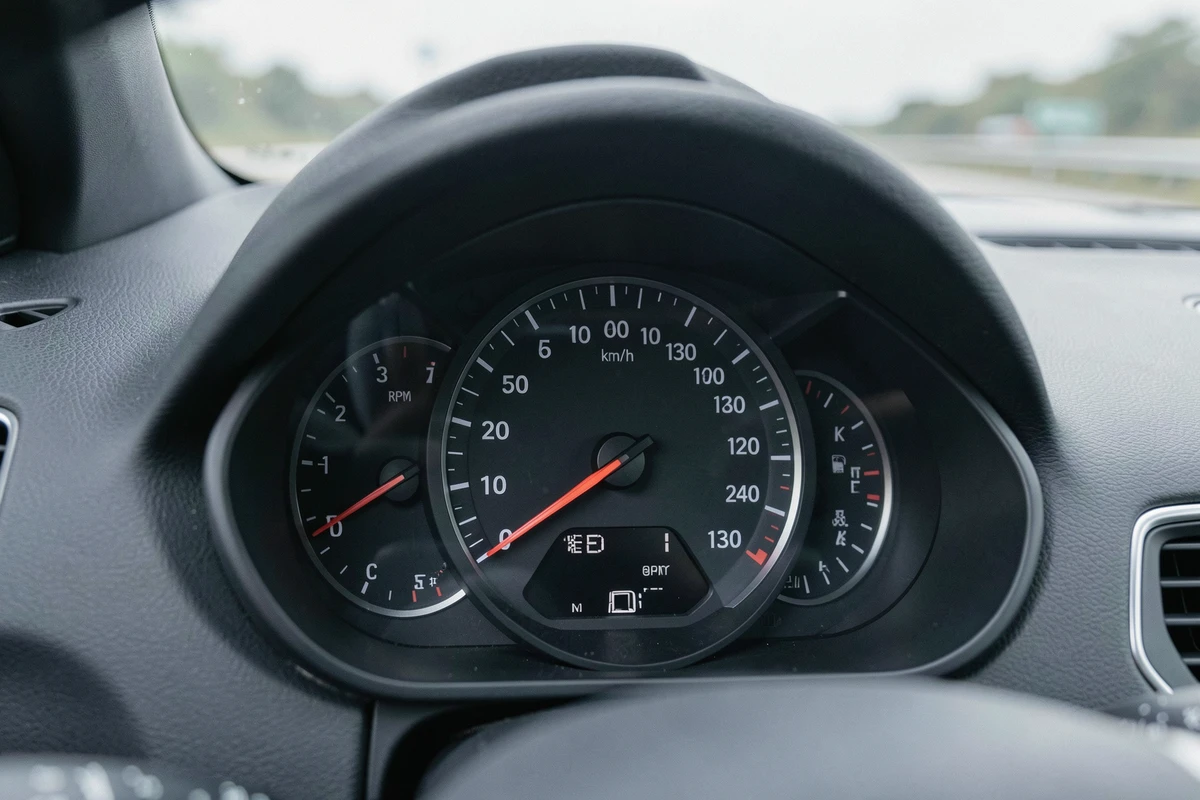 Tableau de bord d'une voiture avec compteur de vitesse à 130 km/h sur autoroute