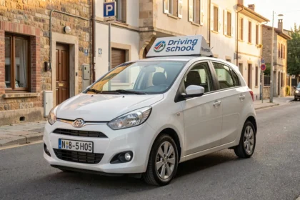 Voiture d'auto-école garée dans une rue calme